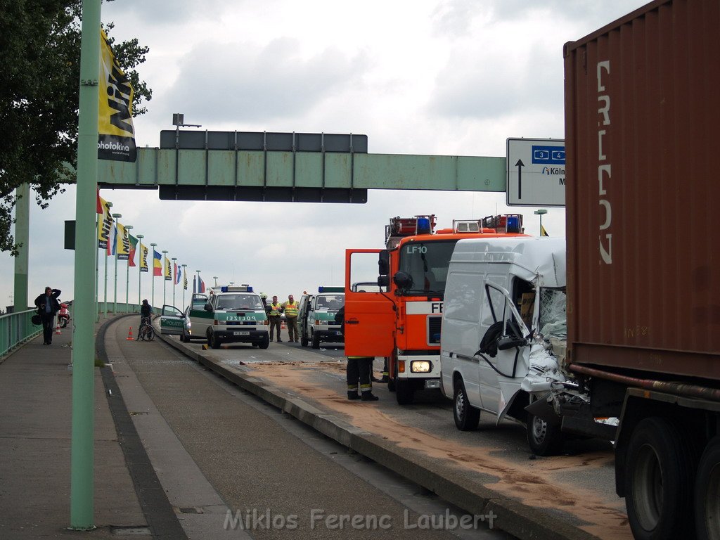 VU Transporter Lkw Zoobruecke Rich Koeln    P25.JPG